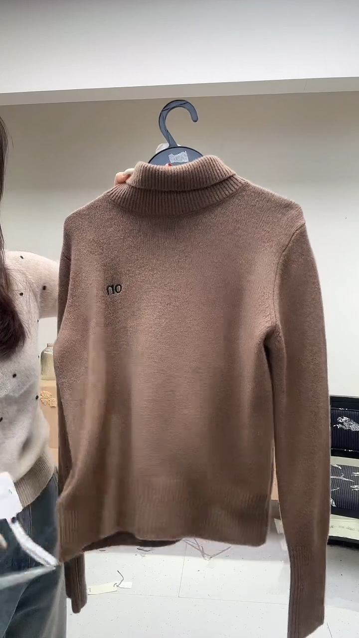 咖色高领休闲羊毛衫