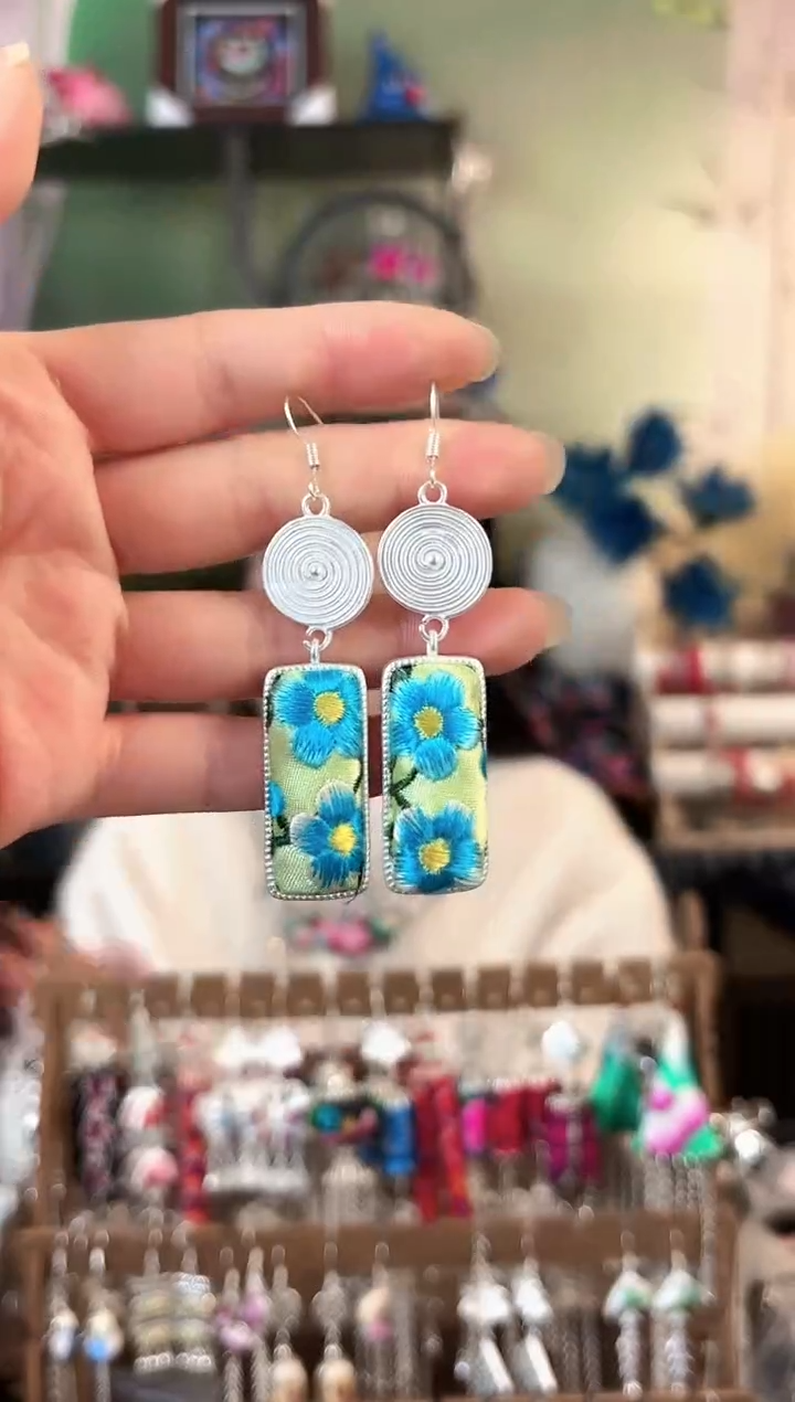 彩云南阁非遗老绣苗银饰品124