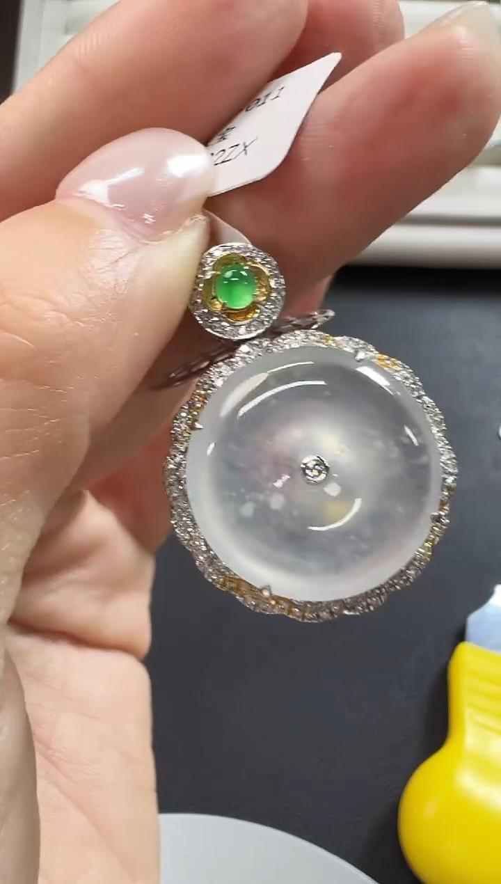 颈饰18K金镶嵌翡翠KLIJ1212-011