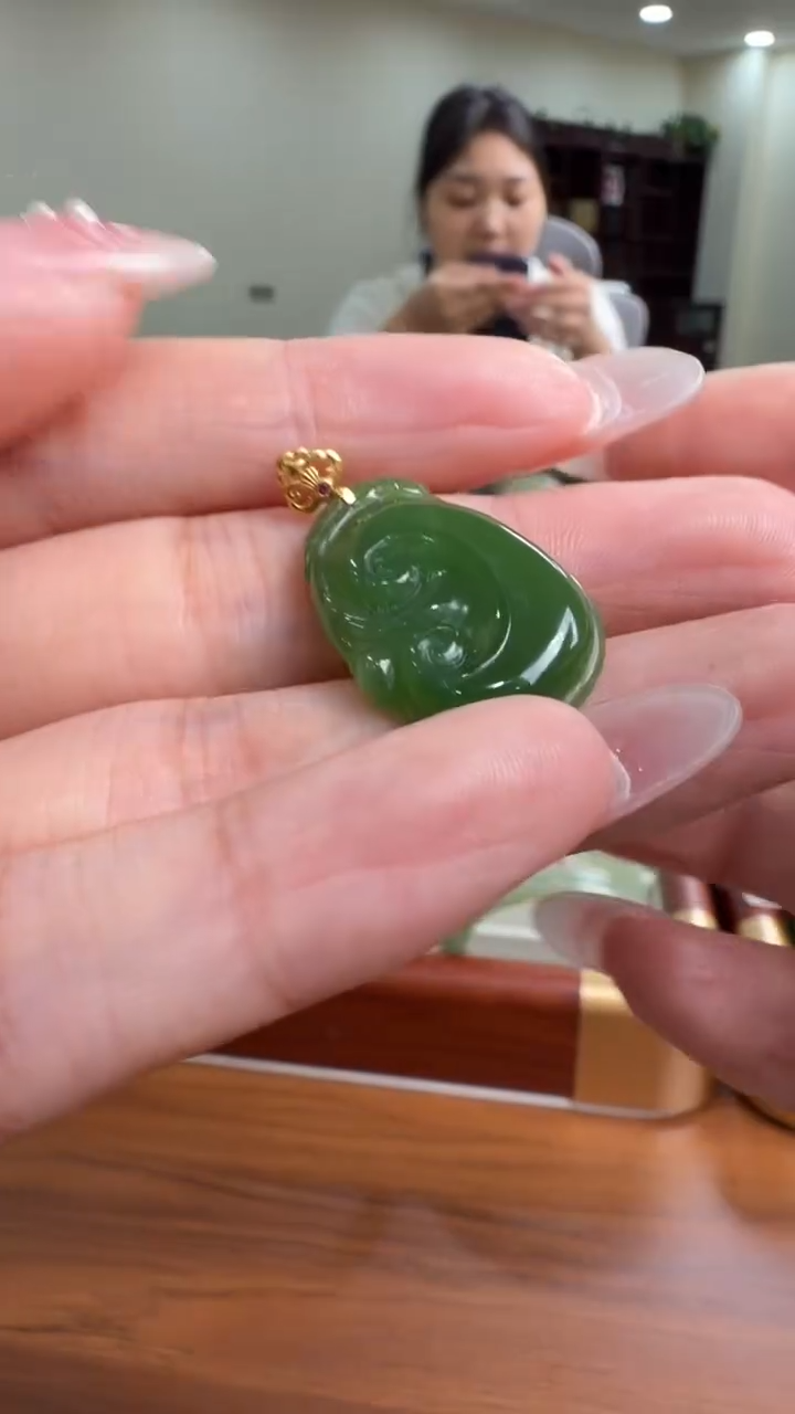 颈饰18K金镶嵌和田玉挂件