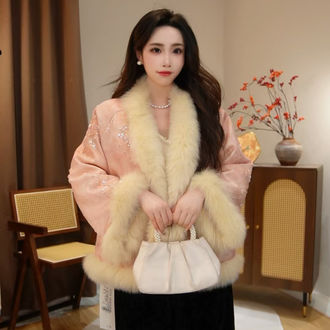  【粉绒玉笺】冬季国风重工刺绣钉珠狐狸毛外套2025D6360睿睿广源仓