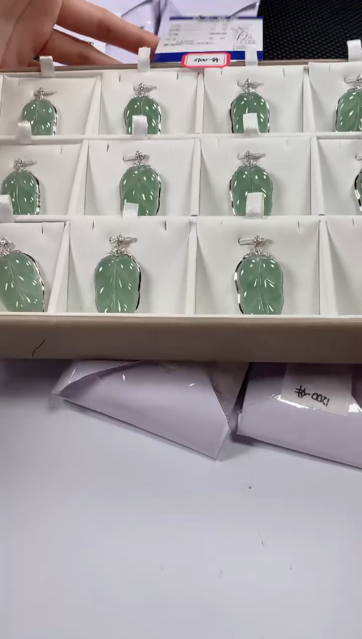 【闪购商品】翡翠颈饰18K金镶嵌多样性发货，发一件