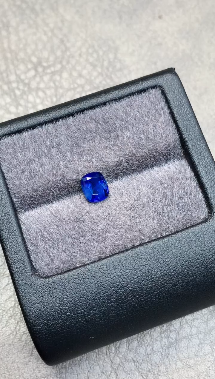 【闪购商品】蓝宝石裸石未镶嵌1.78ct老烧皇家蓝CGRLXZZH