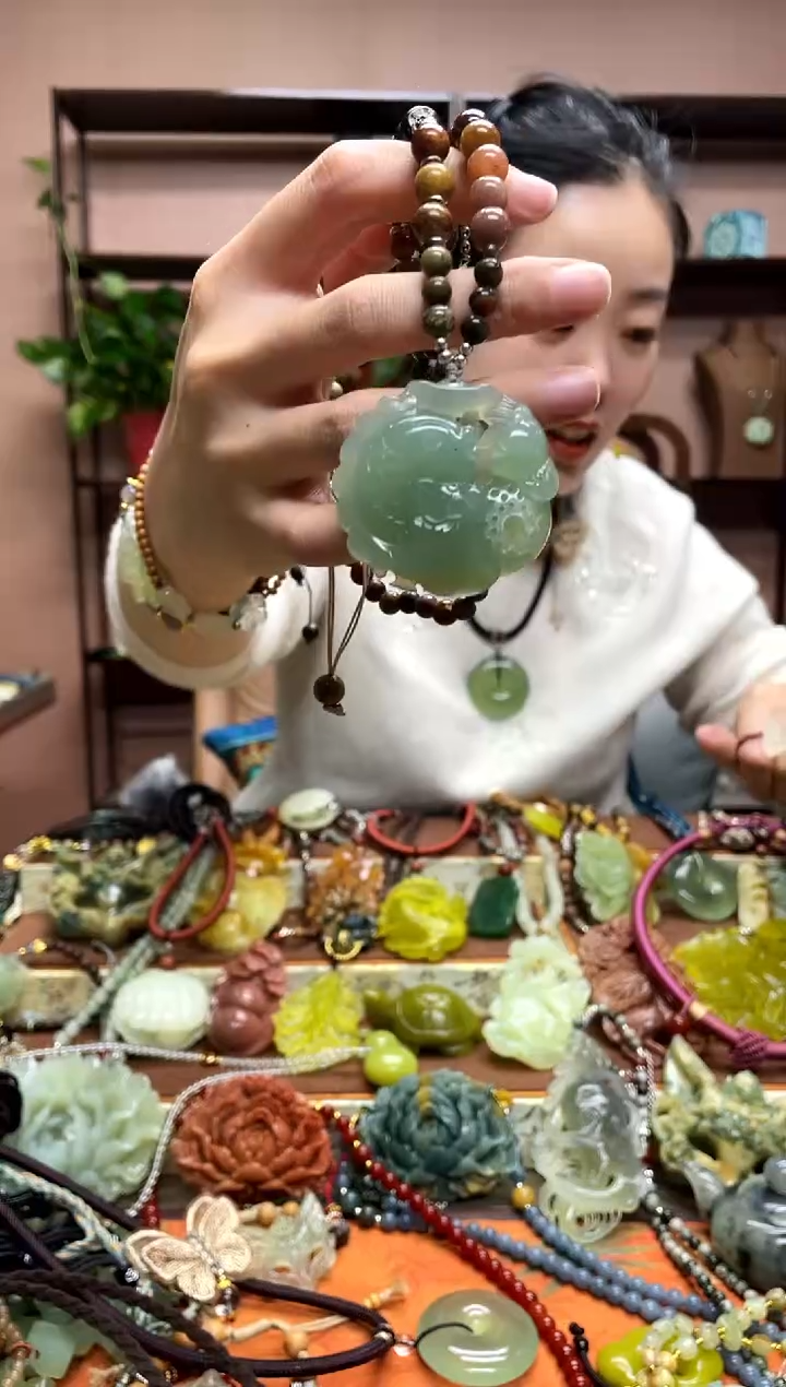 未镶嵌岫玉颈饰·