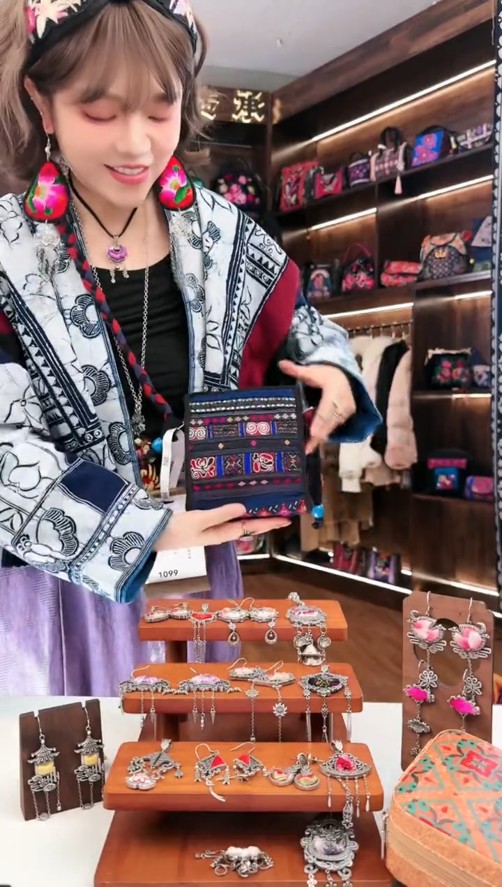 【闪购商品】织绣L36蚩梦苗族古绣