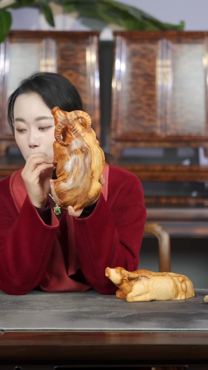 柏木（崖柏）手作精工小牛摆件070