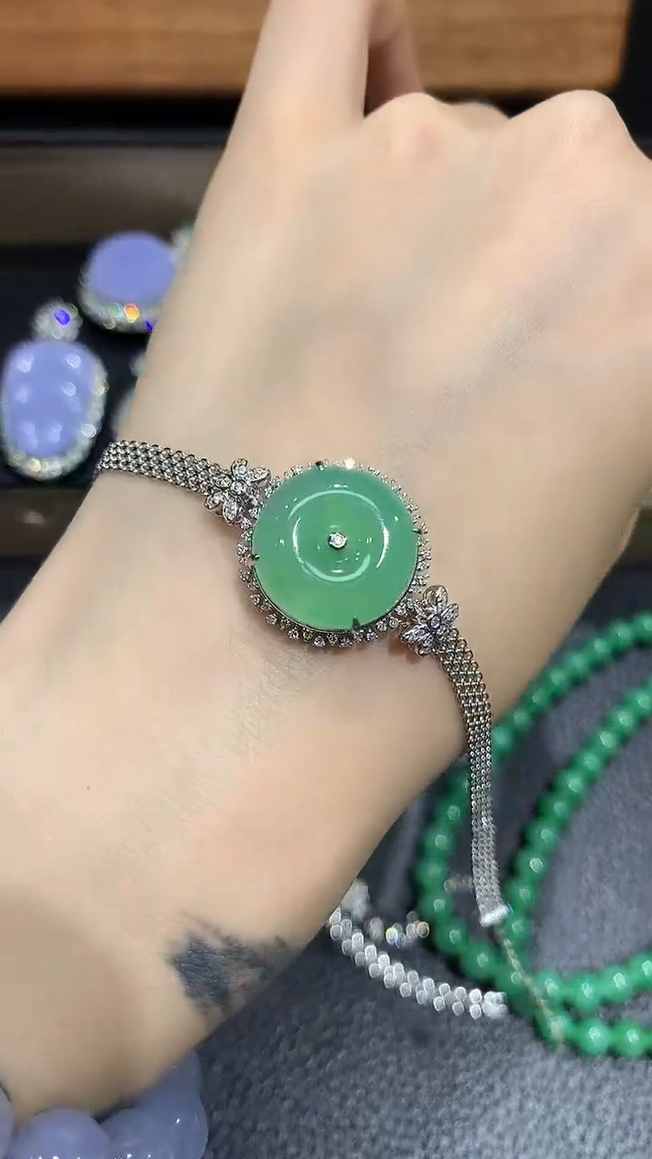 【闪购商品】18K金镶嵌翡翠手链51团购