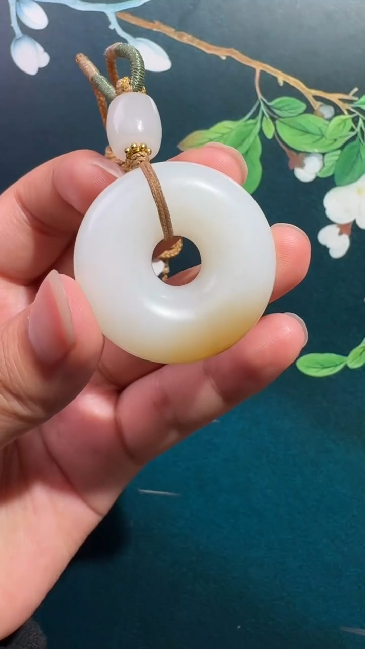 颈饰未镶嵌和田玉吊坠