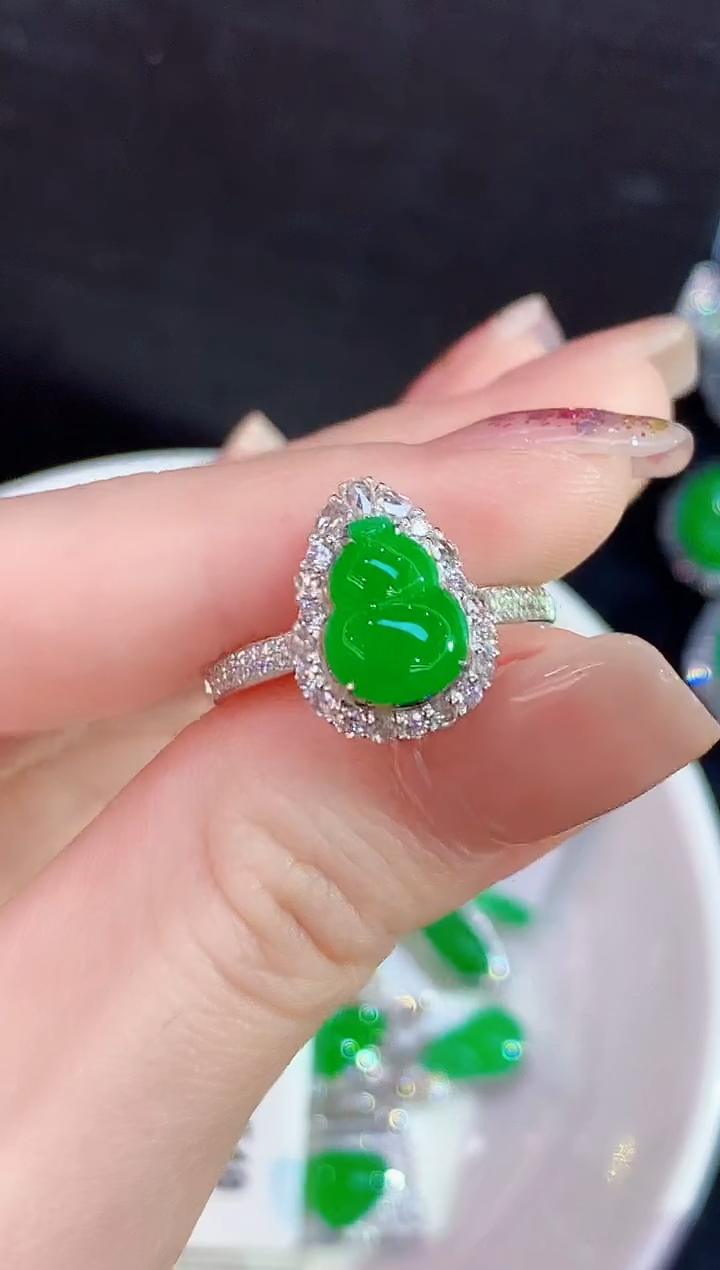 18K金镶嵌戒指翡翠多样性发其一