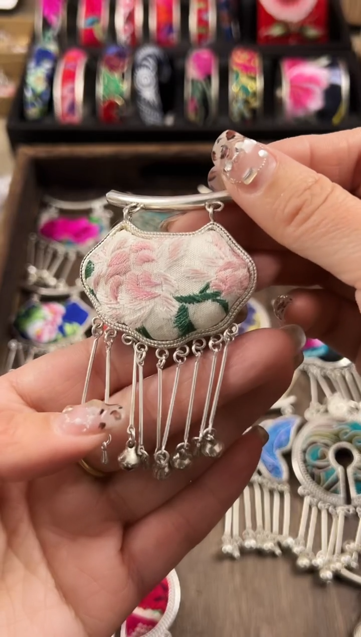 【闪购商品】织绣民族风老绣饰品130