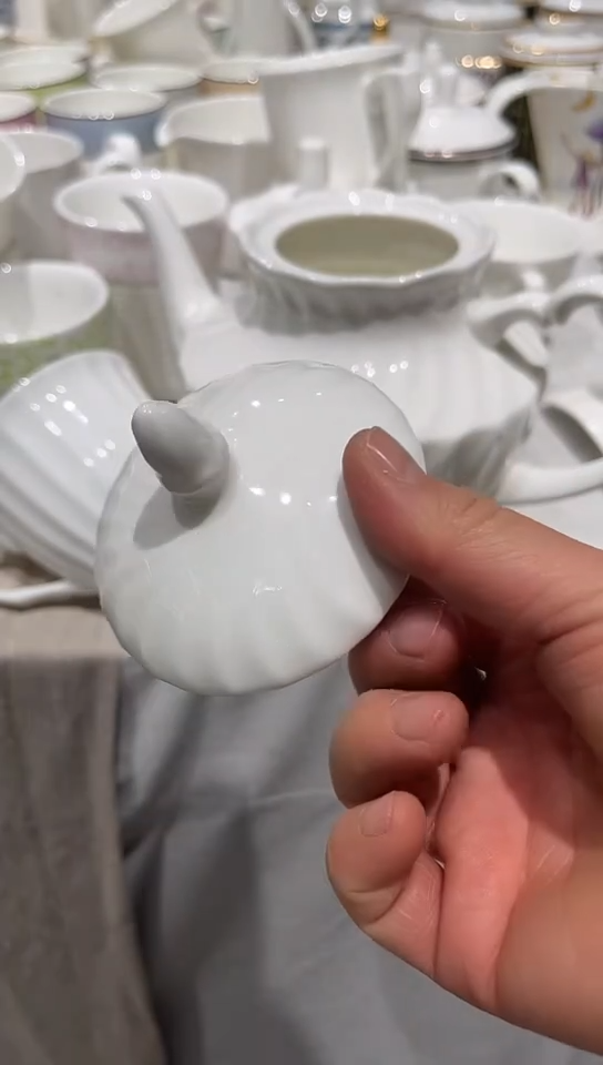 瓷白瓷螺纹壶盖1个