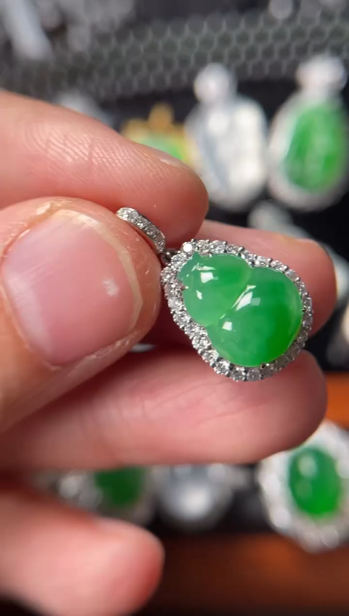 【闪购商品】翡翠颈饰18K金镶嵌缅甸翡翠钻石镶嵌葫芦