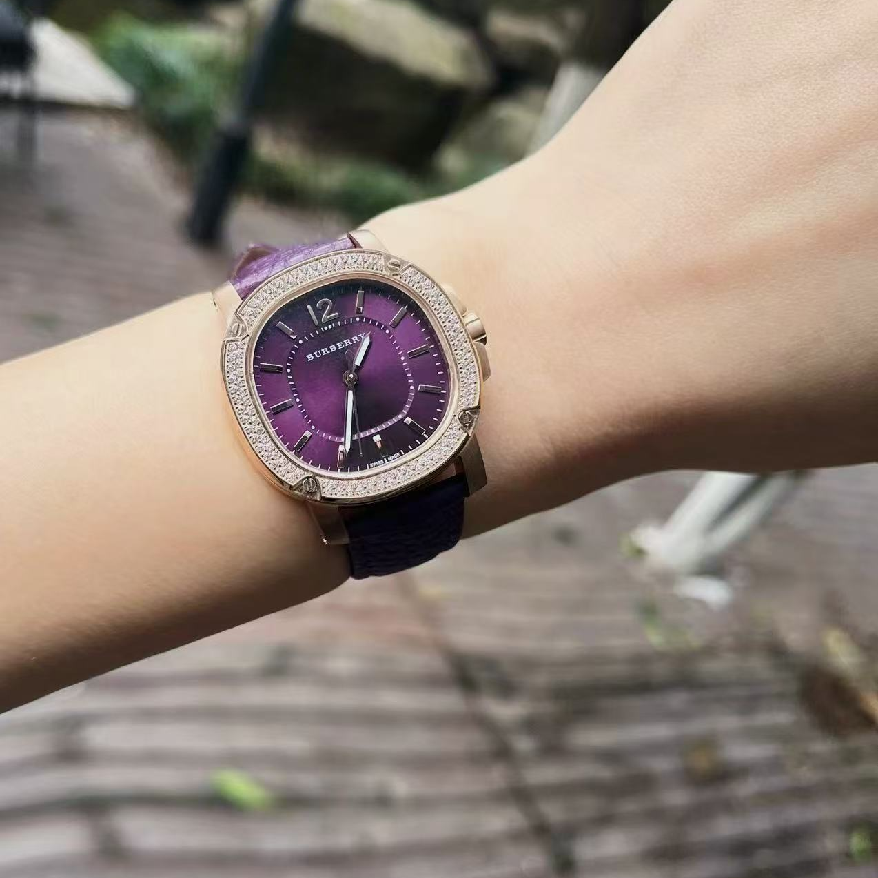 【迪迪专属】BURBERRY博柏利紫色皮革款34MM镶钻石英腕表BBY1809