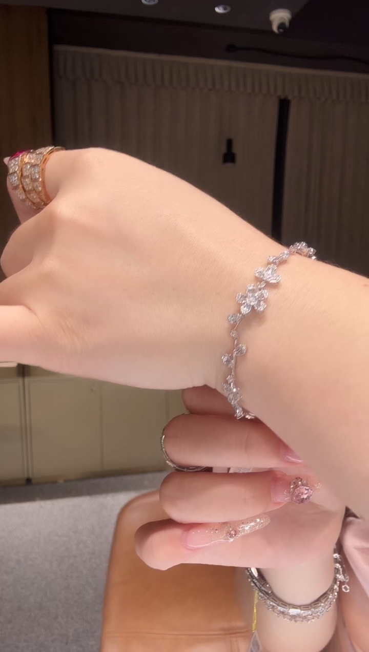 手链18K金镶嵌钻石繁花