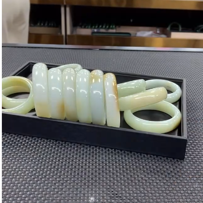 【老郑家】和田玉手镯一支(多样性发1件)