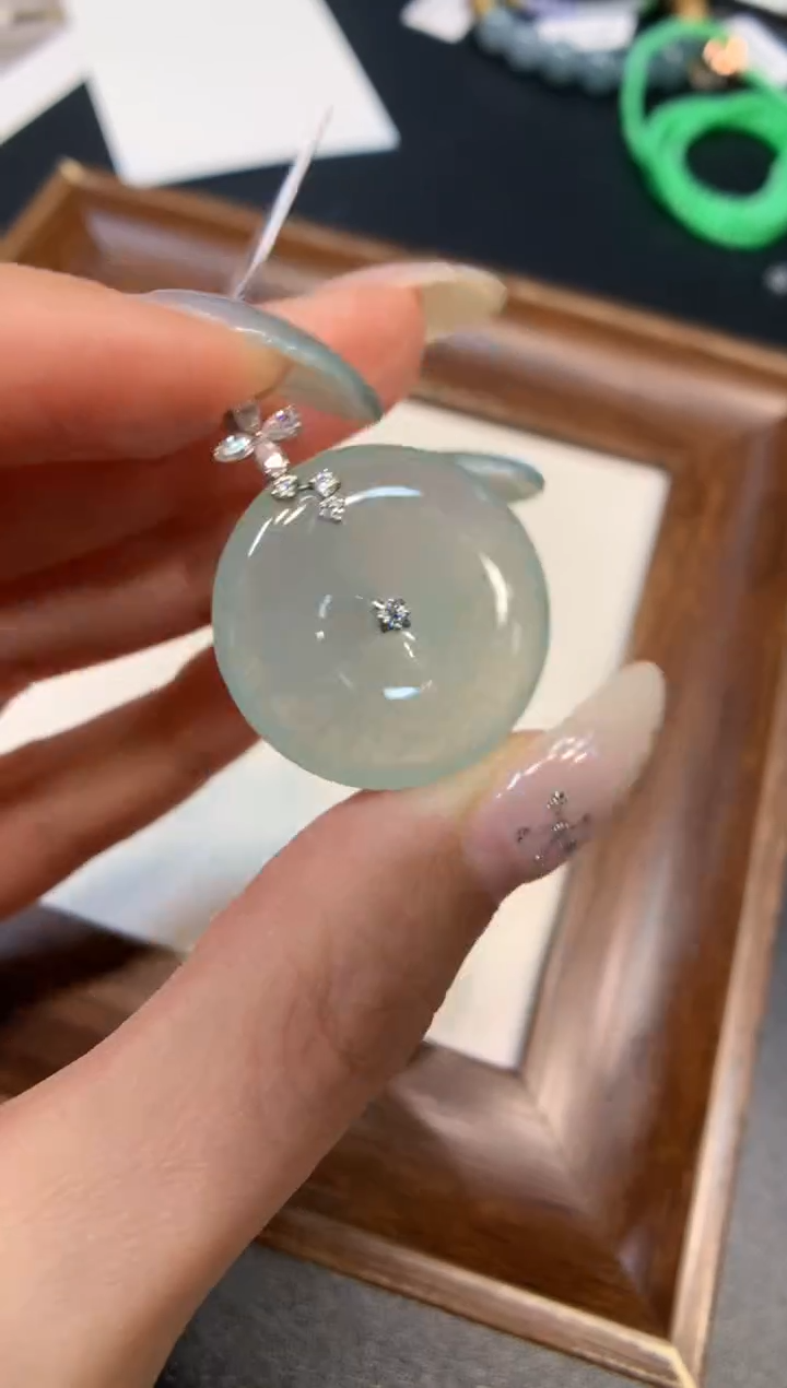 颈饰18K金镶嵌翡翠平安扣