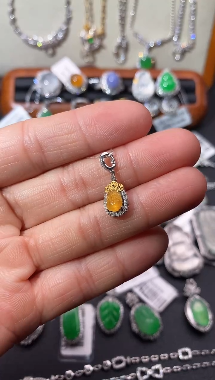 【闪购商品】翡翠颈饰18K金镶嵌吊坠