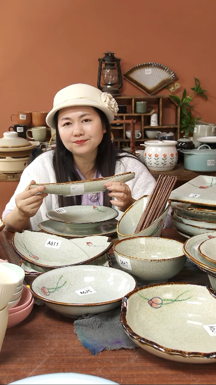 陶瓷A492 一只陶瓷荷花30.5CM长条凹盘可能微瑕