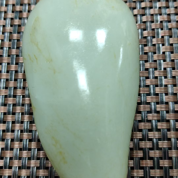 巴依哥精美和田玉222.2克