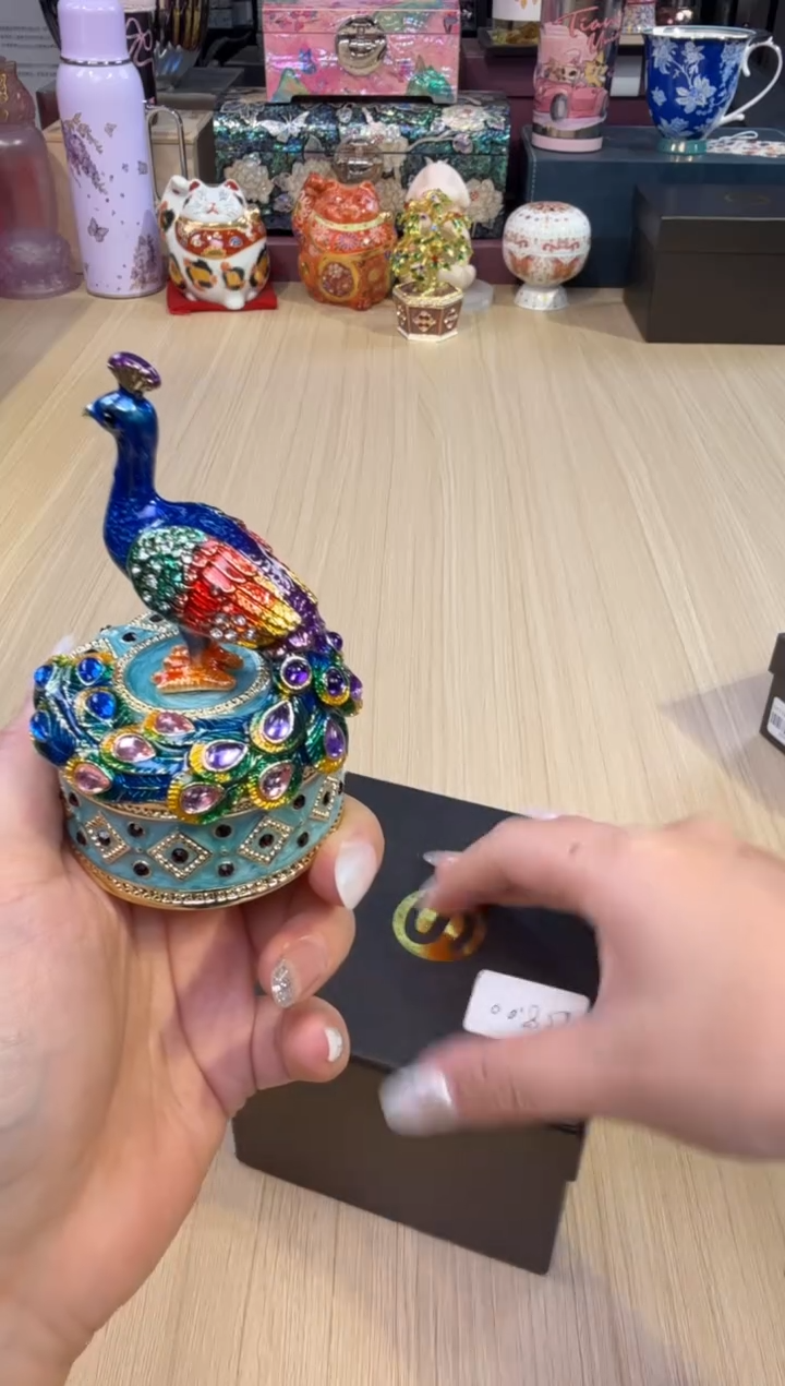 214蓝色圆形孔雀盒         