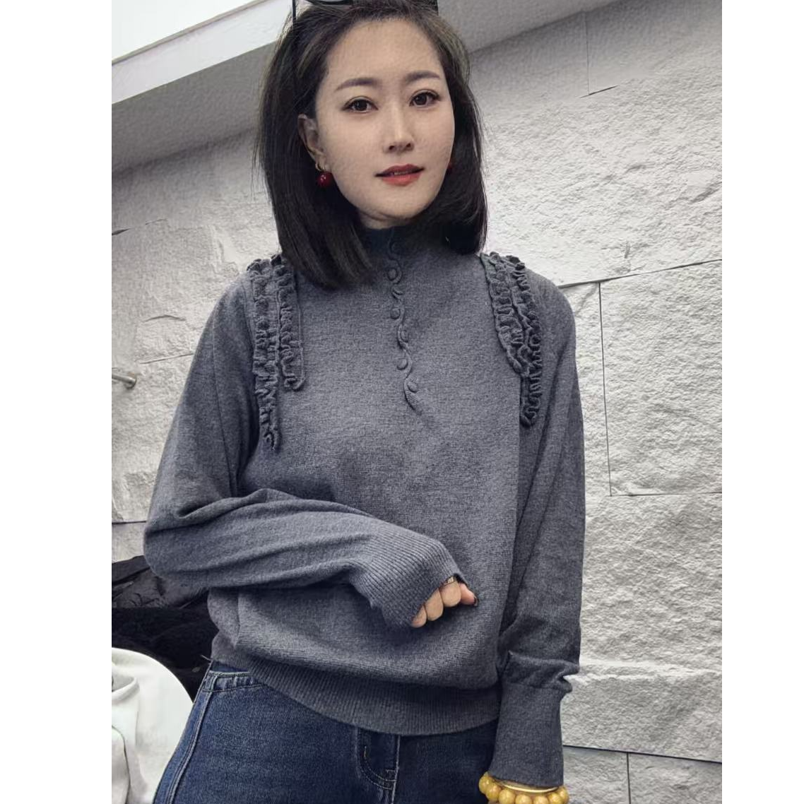 肩侧花边褶皱针织毛衣