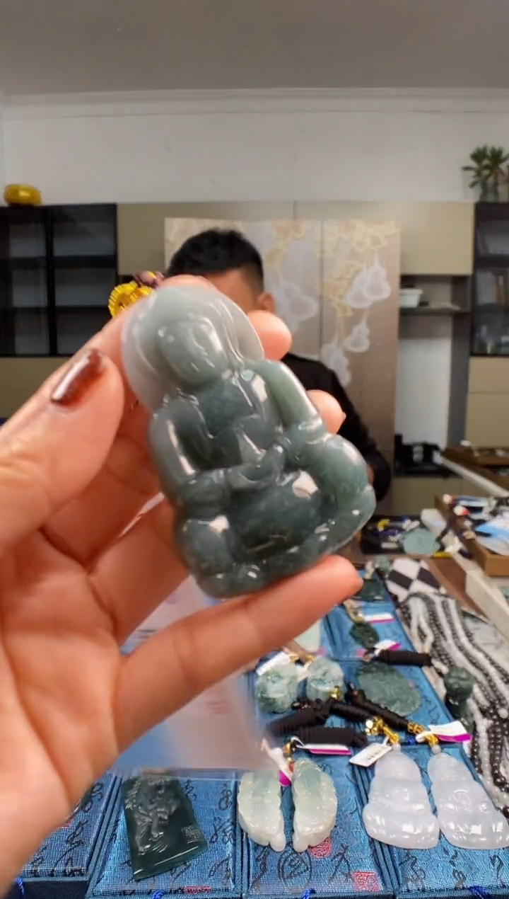 颈饰未镶嵌翡翠  多样性发其一