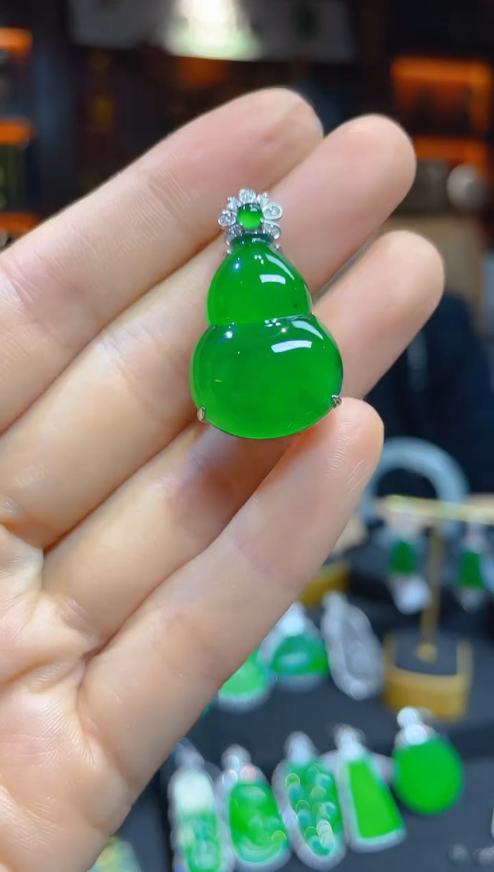 【闪购商品】翡翠颈饰18K金镶嵌118093天然A货翡翠葫芦吊坠