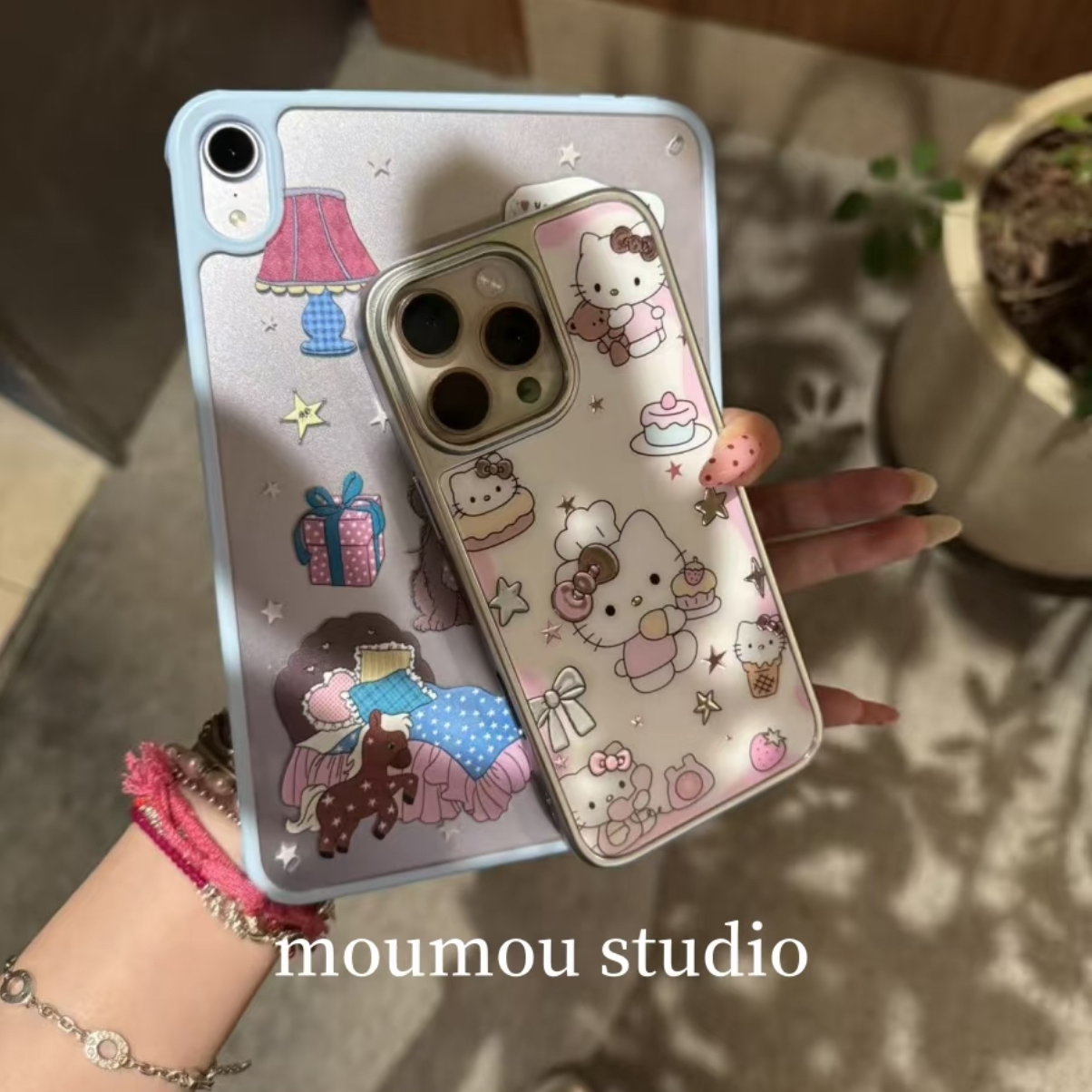 卡通可爱拿蛋糕凯蒂猫碳纤维彩金适用苹果16pro/iPhone15手机壳14