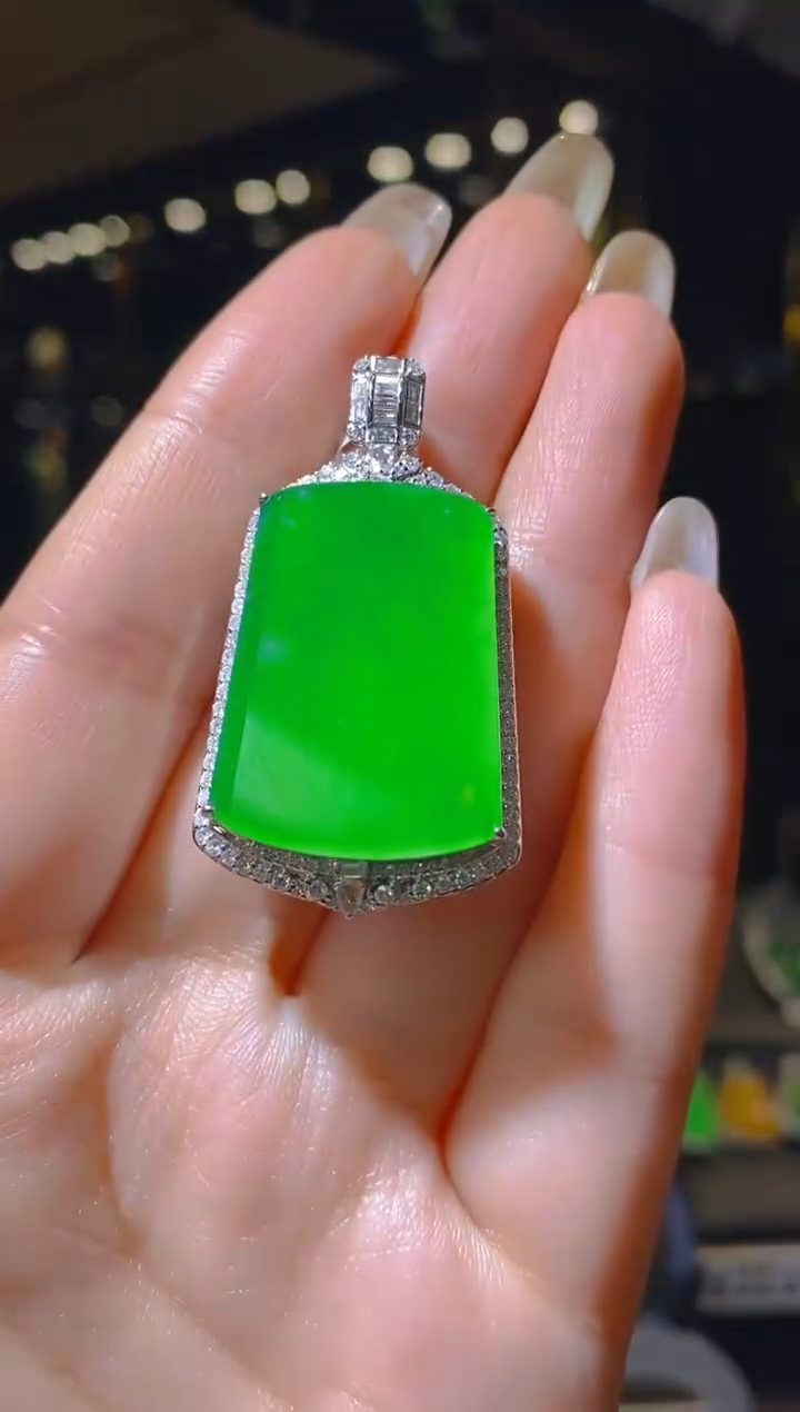 【闪购商品】翡翠吊坠(赠链)18K金镶嵌103       