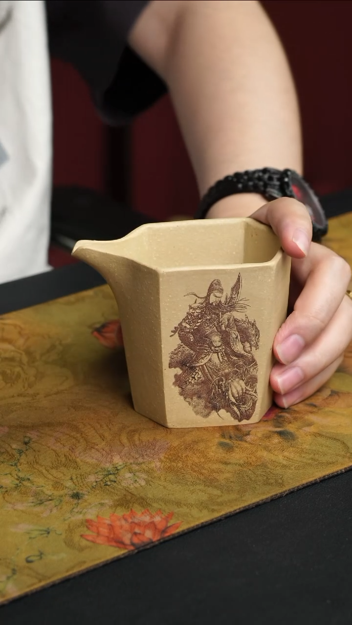 茶杯紫砂本山绿泥 加厚公道杯 刻绘关羽