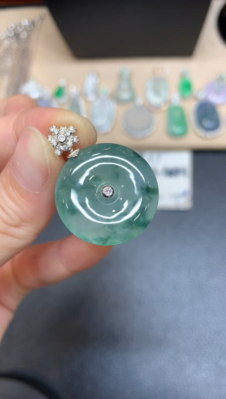 【闪购商品】翡翠颈饰18K金镶嵌平安扣【无服务费