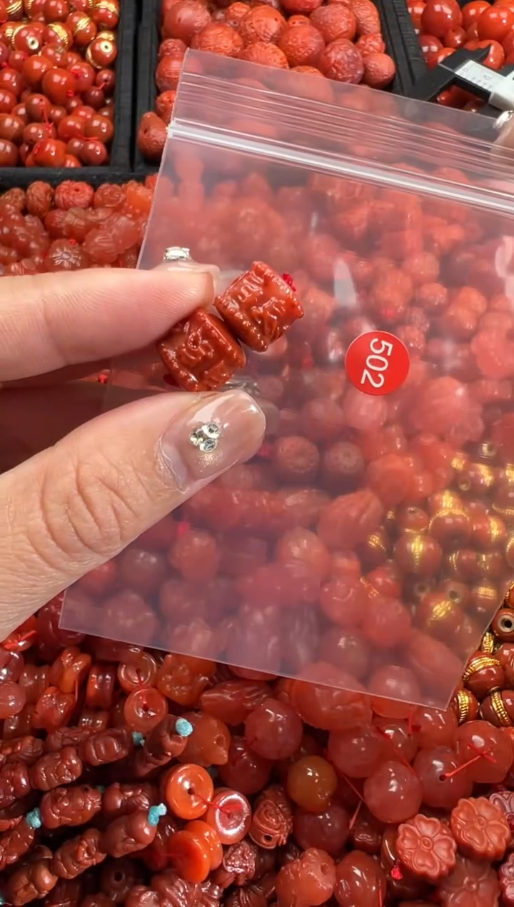 南红玛瑙未镶嵌颈饰1