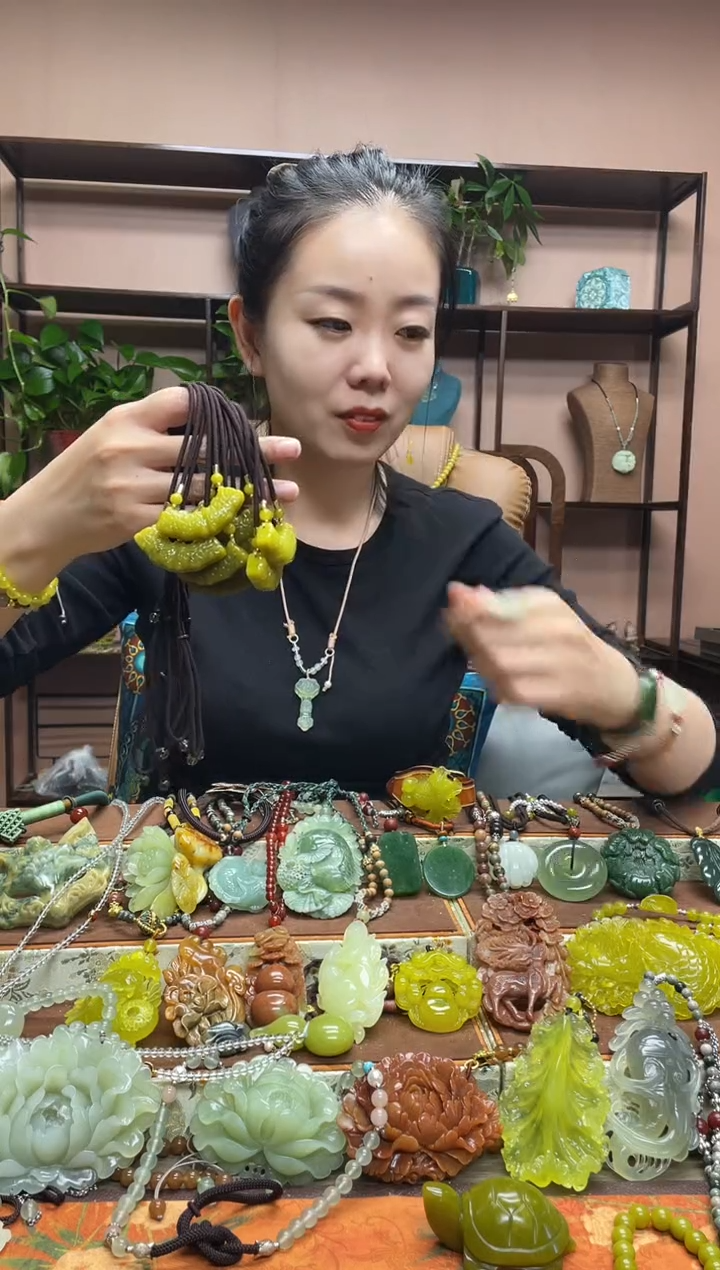 未镶嵌岫玉颈饰多样性发货发其中之一
