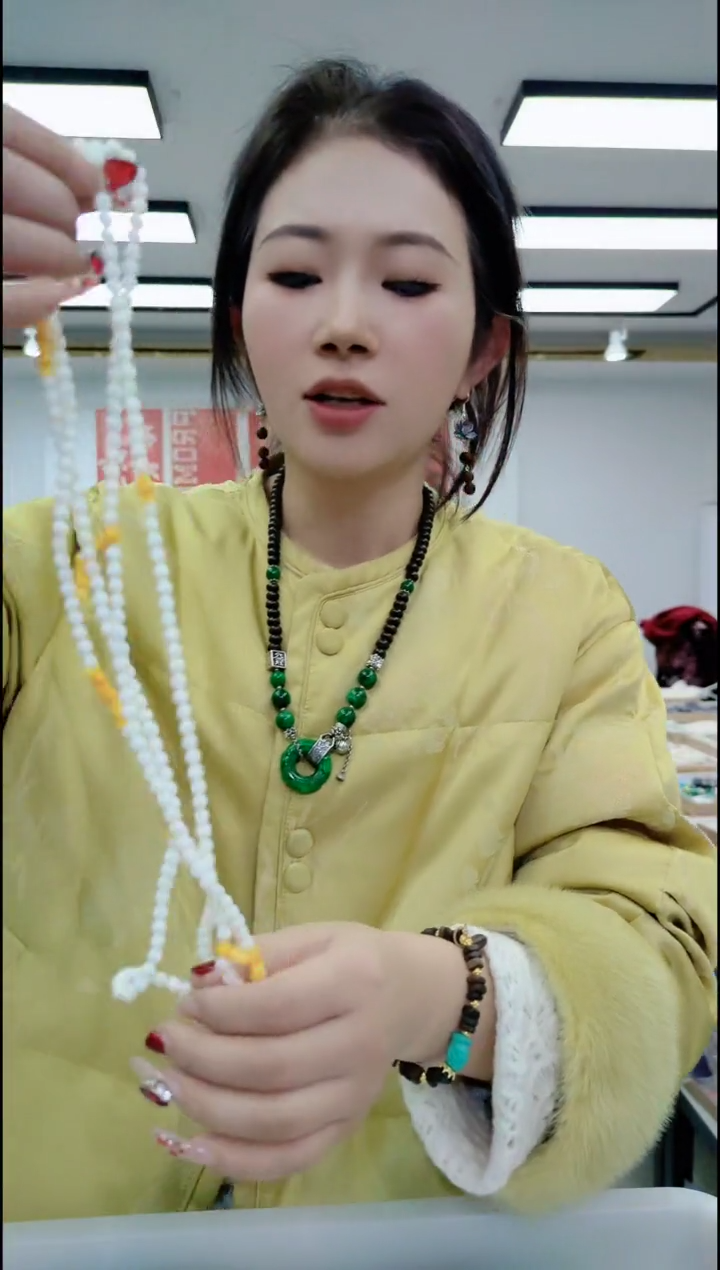 【闪购商品】树脂制品1065白色珠长链 