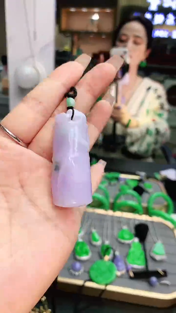 颈饰未镶嵌翡翠赠礼盒证书 