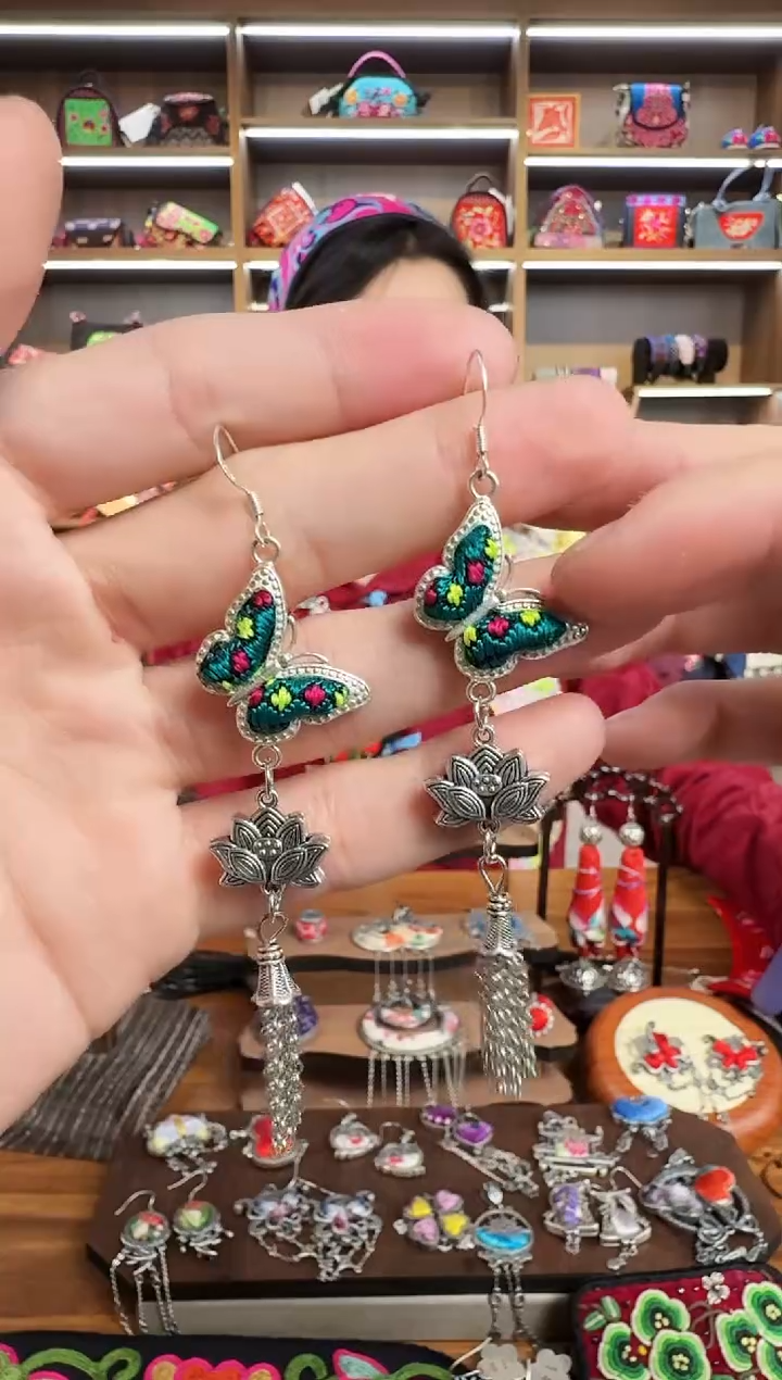 【闪购商品】织绣132蒙阿苏苗绣传承