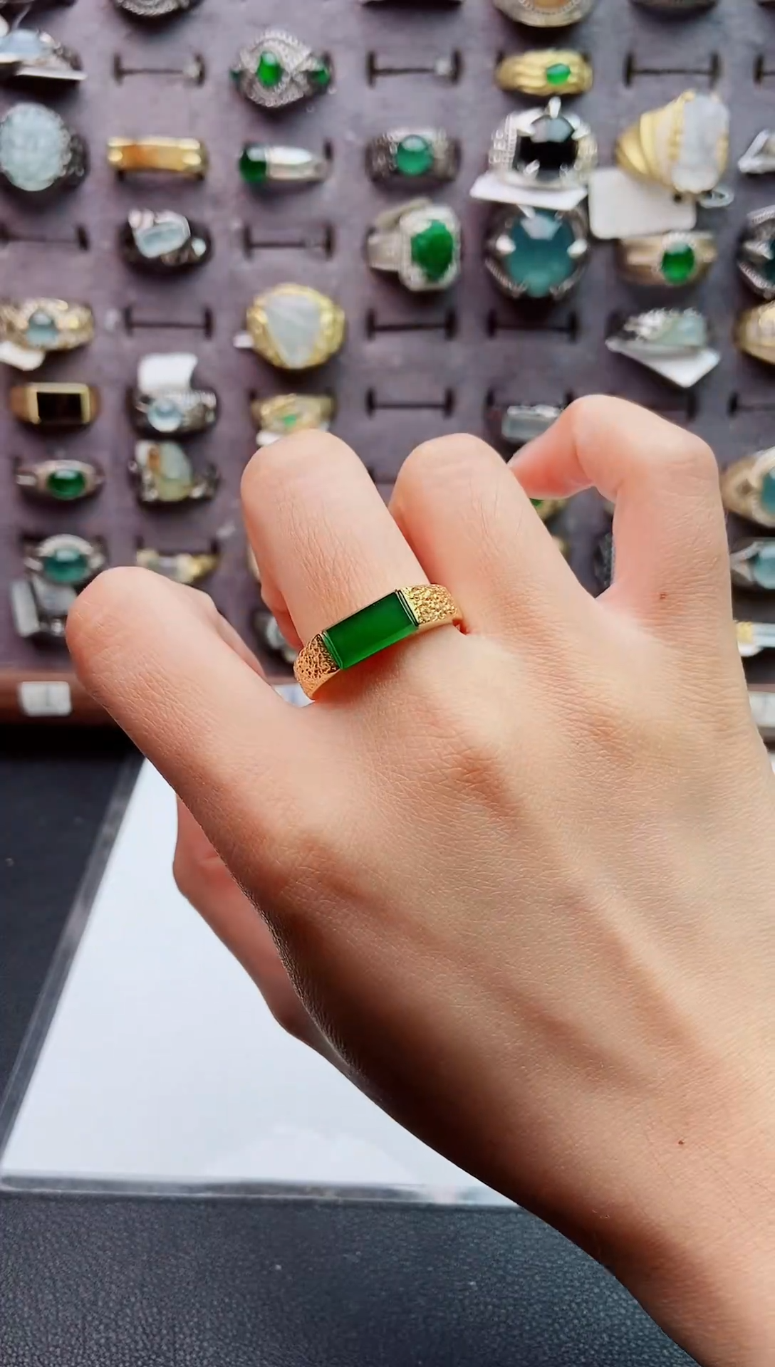 银S925镶嵌戒指翡翠达****》天然翡翠男戒