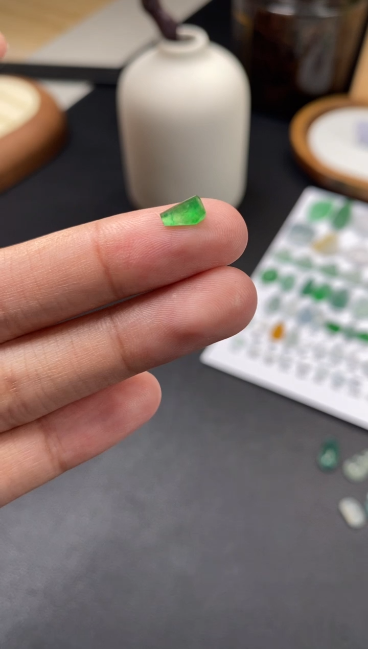 翡翠未镶嵌颈饰翡翠冰绿随型