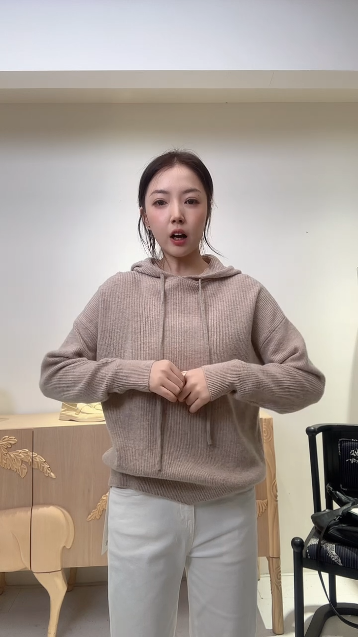 杏色连帽抽绳羊毛上衣