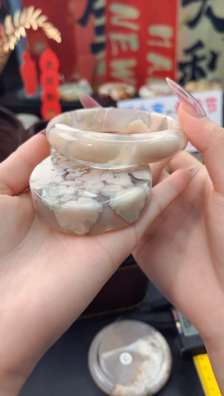 【闪购商品】石英质玉手镯未镶嵌赠送镯心（61圈口）