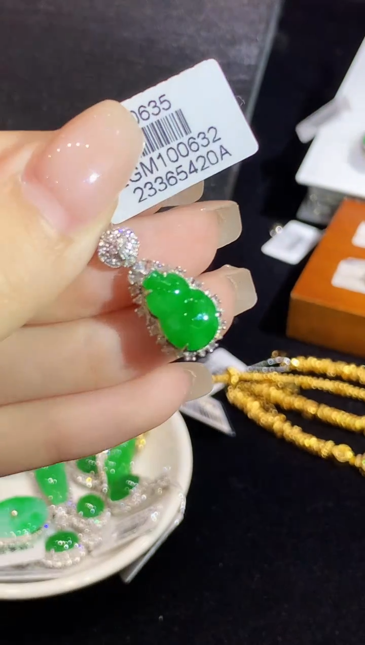 翡翠18K金镶嵌吊坠(不含链)L多样性发其一