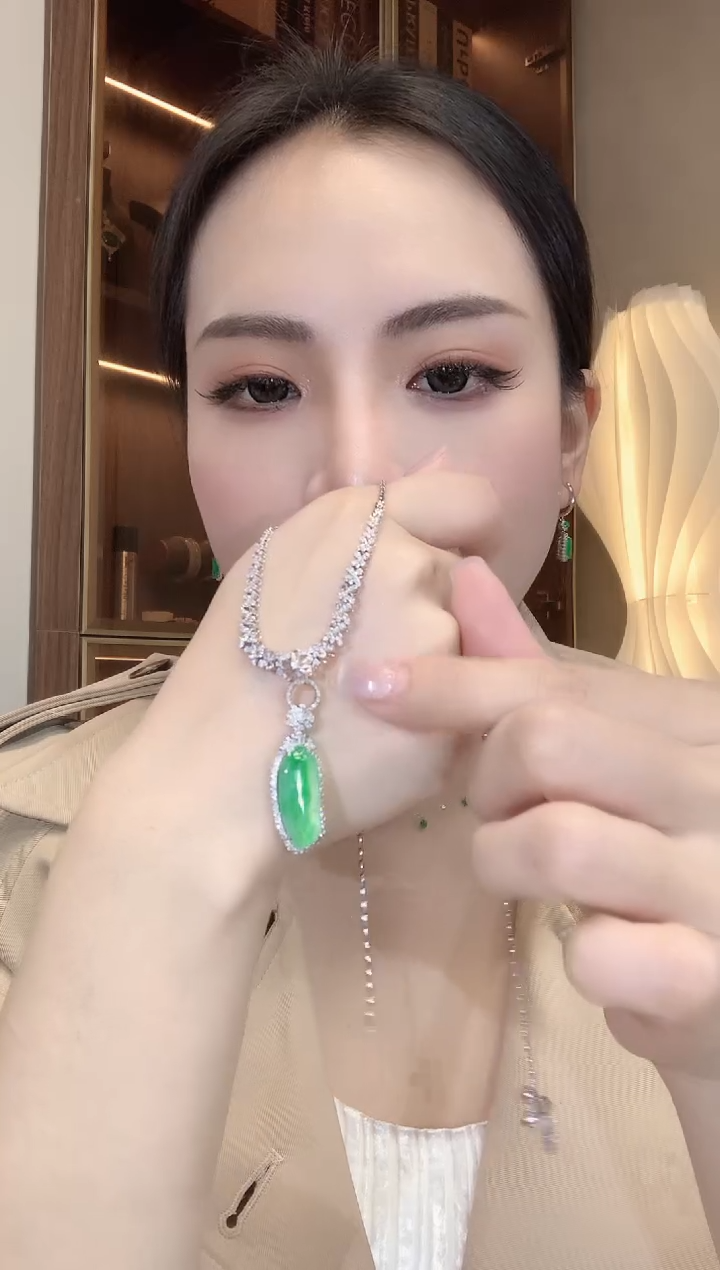 【闪购商品】翡翠吊坠(不含链)18K金镶嵌A76