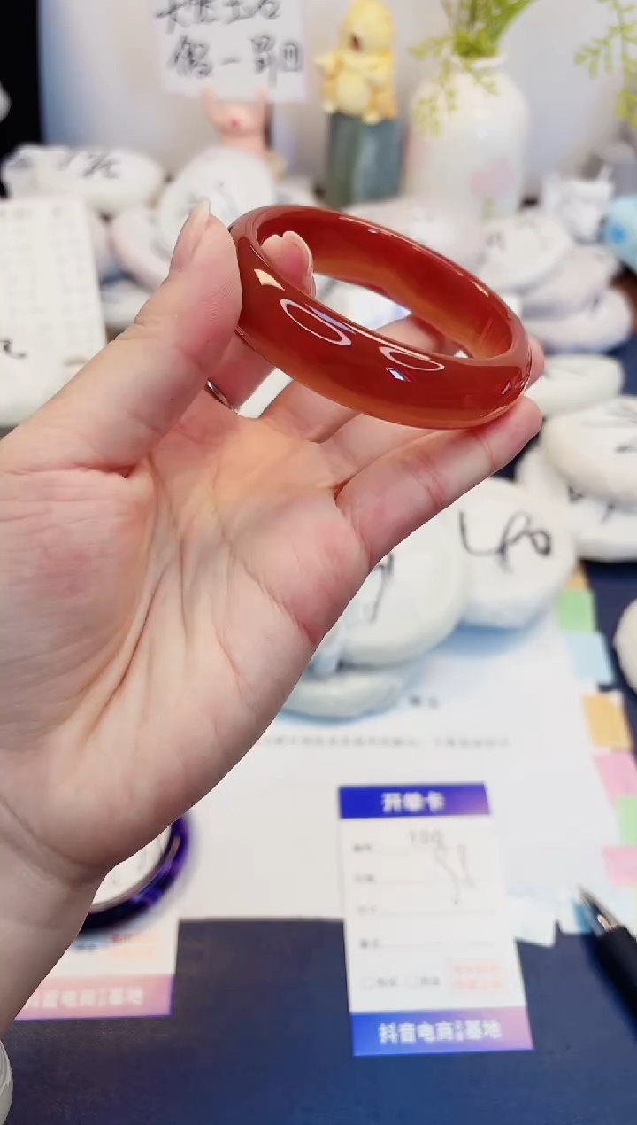 【闪购商品】石英质玉手镯未镶嵌100-玛瑙-圈口56