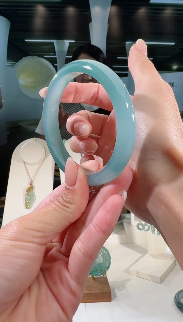 翡翠手镯未镶嵌60圈