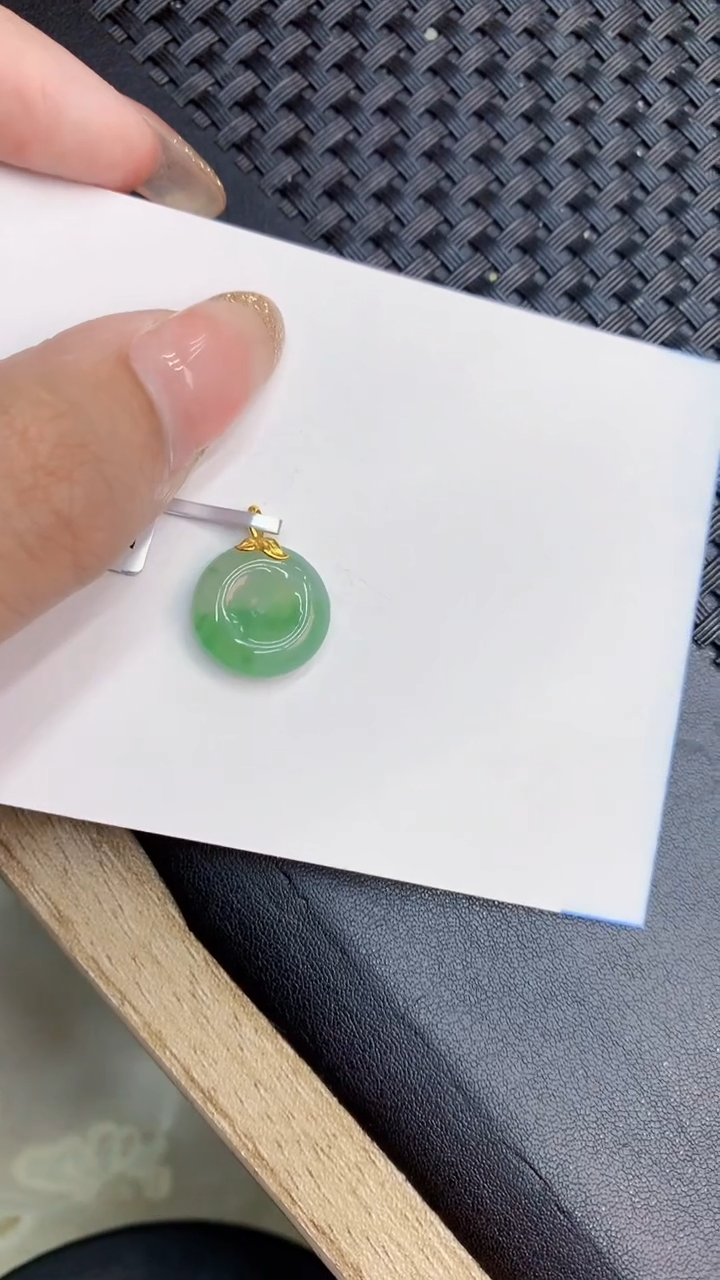 翡翠18K金镶嵌颈饰             8