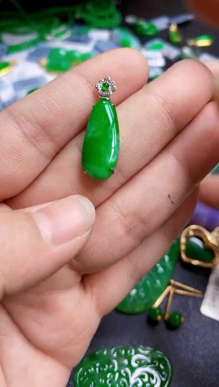 【闪购商品】翡翠颈饰未镶嵌吊坠