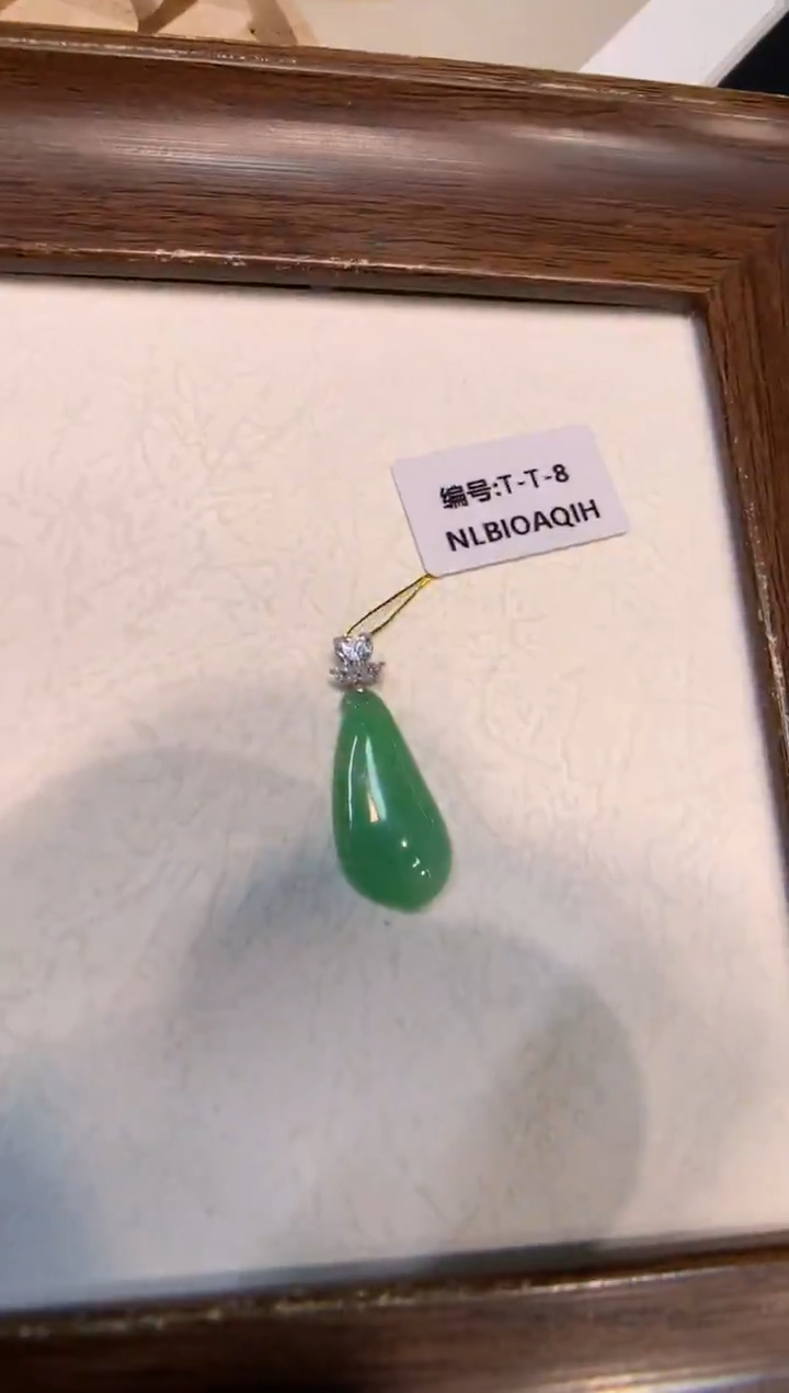 颈饰18K金镶嵌翡翠福瓜