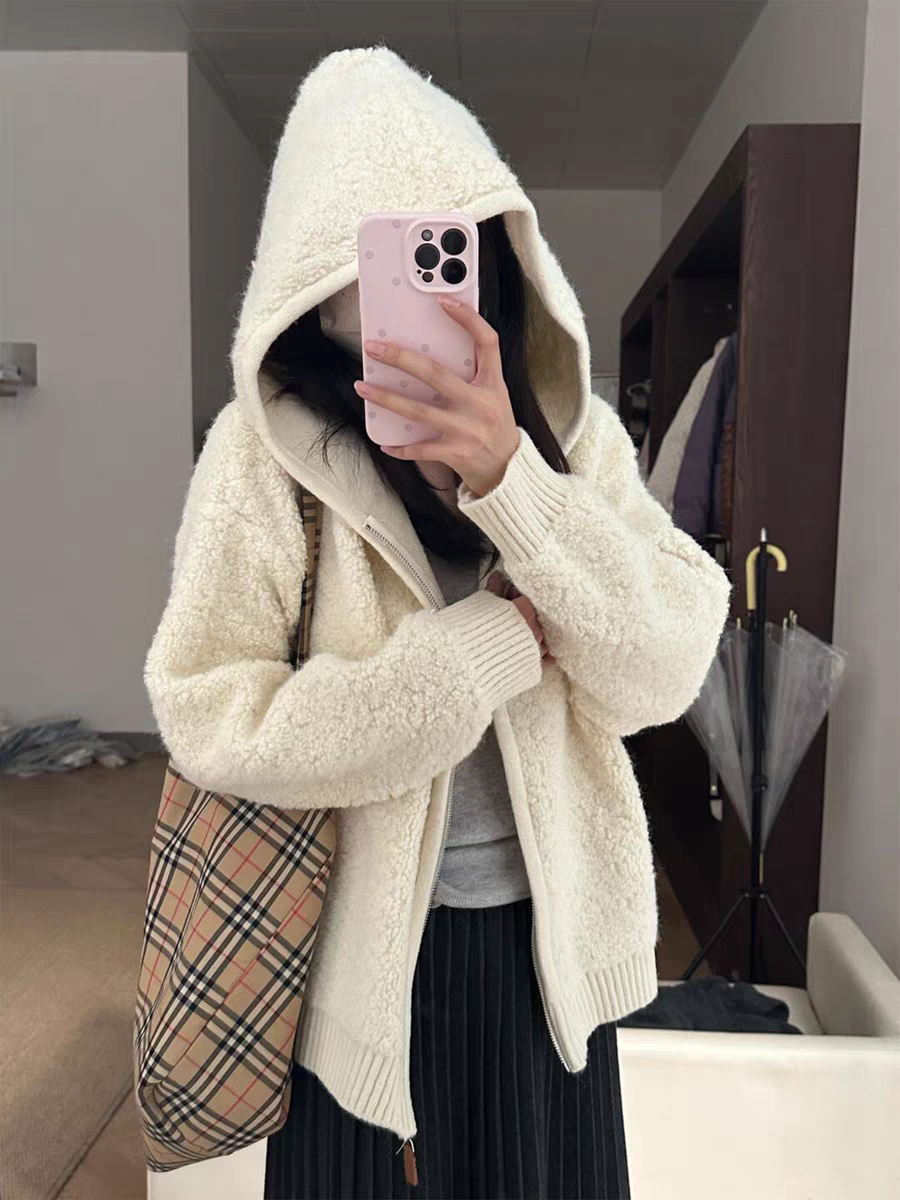 简约休闲风连帽拉链毛衣开衫女秋冬毛绒绒保暖卷卷外套 · 米白色