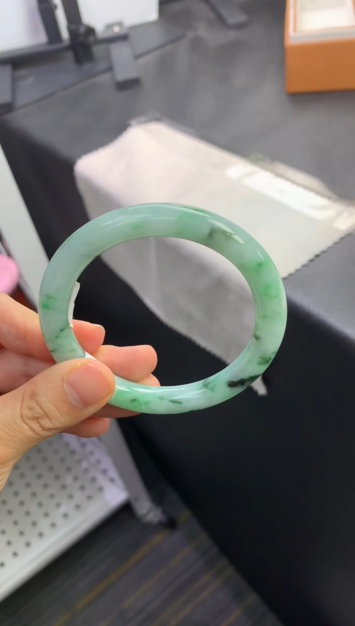 未镶嵌手镯（圆镯）翡翠退货需手镯吊牌标签完好