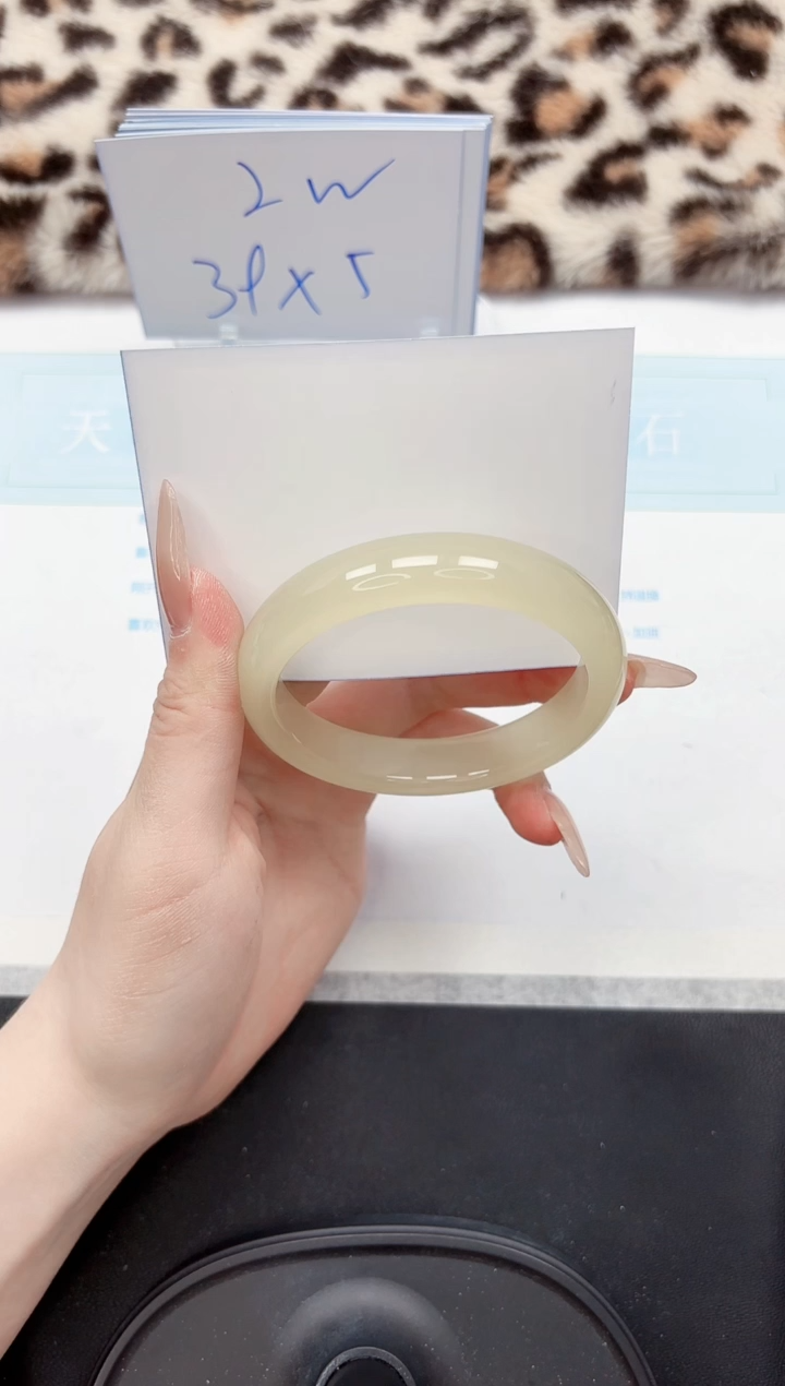 【闪购商品】石英质玉手镯未镶嵌335-58.6